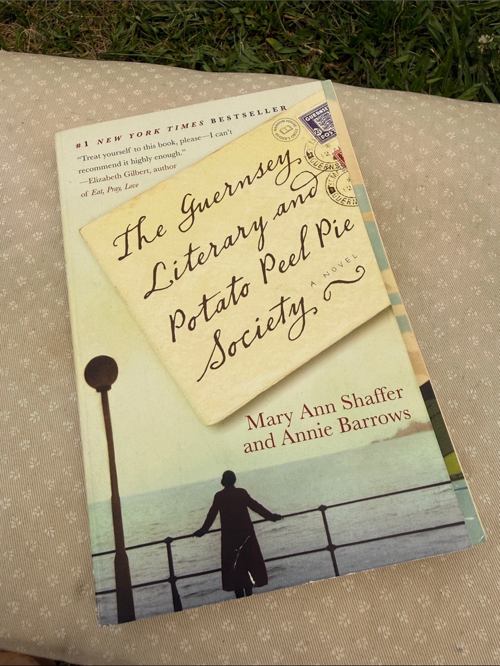 MUST READ! Paperback: The Guernsey Literary and Potato Peel Pie Society